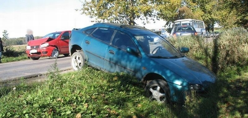 Mazda wpadła do rowu. Zderzenie 3 samochodów (zdjęcia)