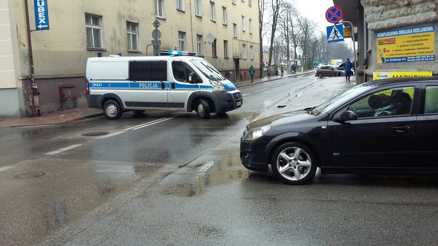 Samochód wjechał w budynek na ul. Kołłątaja w Słupsku. Jedna osoba poszkodowana [zdjęcia, wideo] 