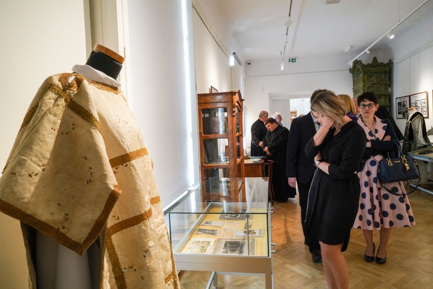 Otwarcie wystawy o księdzu Janie Wiśniewskim w przysuskim muzeum
