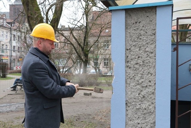 Mieszkańcy w większości byli za rozbiórką - pisaliśmy o tym w GL wiele razy. Jednak zapowiedzi rozebrania betonowego "bunkra" dopiero kilka dni temu zamieniły się w czyny. Obiekt zamknięto na głucho, pojawiły się na nim kartki informujące o zamiarze wyburzenia. Roboty rozpoczęły się dziś. A sygnał do startu dał osobiście burmistrz Remigiusz Lorenz, który wielkim młotem kilka razy uderzył w pusty już budynek.