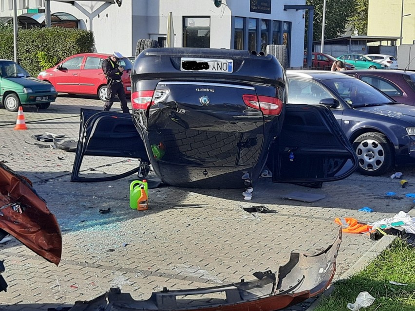 Czarny poranek w powiecie nyskim. W Nysie kierowca zniszczył pięć zaparkowanych samochodów