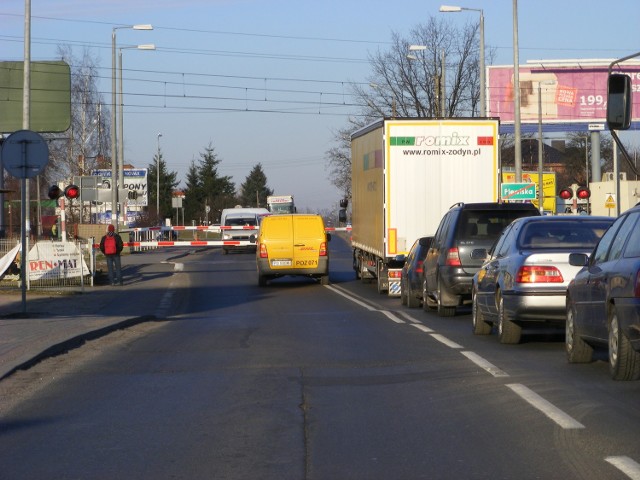 Prze przejazdem kolejowym  regularnie ustawiają się długie kolejki samochodów. Niektórym kierowcom tak się spieszy, że blokują przejazd przeciwnym pasem ruchu