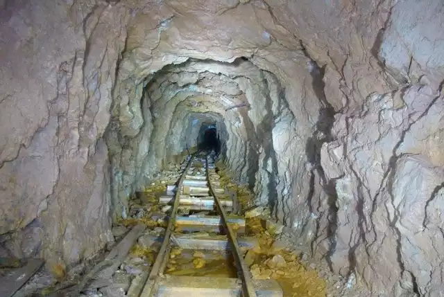 Pod ziemią pozostał nie naruszony system 100 kilometrów kopalnianych korytarzy. Pavel Hanek z Oldrzychowic penetruje sztolnię pocztową.