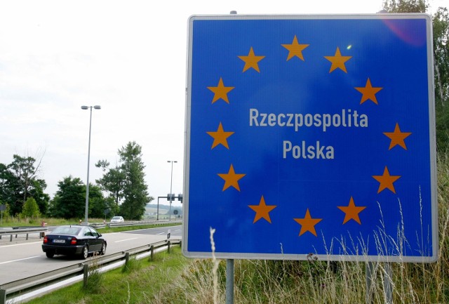 Gwiazdki symbolizujące Unię Europejską powinny tworzyć równy okrąg. Na tablicy informującej o wjeździe do Polski dwie z nich przyklejono za nisko i zamiast koła powstała elipsa.