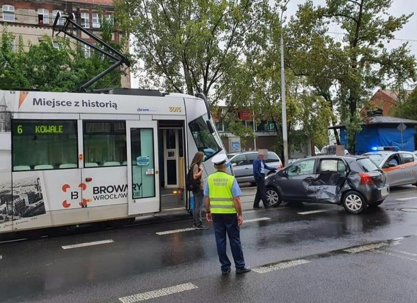 Wypadek tramwaju i dwóch samochodów na Jedności Narodowej (ZDJĘCIA)