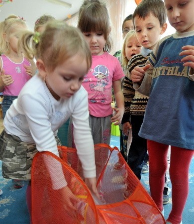 Dzieci z przedszkola nr 12 bardzo chętnie dzielą się słodyczami z wychowankami domu dziecka w Kożuchowie. Kosz na słodkości jest systematycznie napełniany.