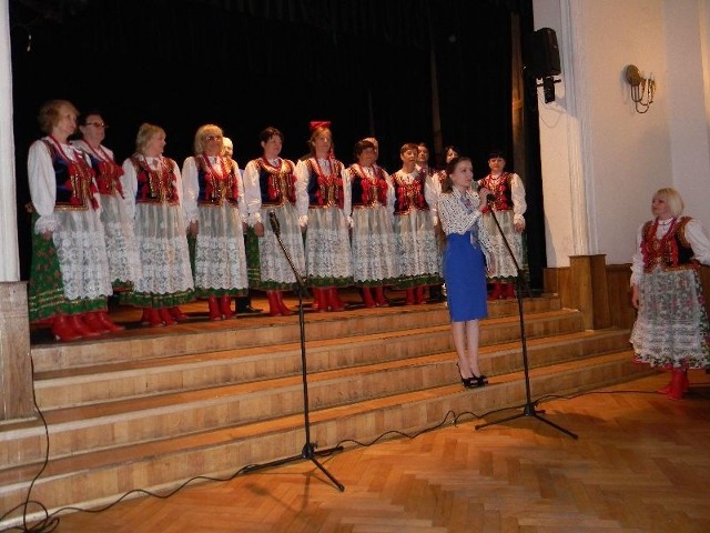 Na scenie Tarnobrzeskiego Domu Kultury wystąpił chór "Polskie Kwiaty&#8221; działający przy stowarzyszeniu zrzeszającym Polaków w Odessie.