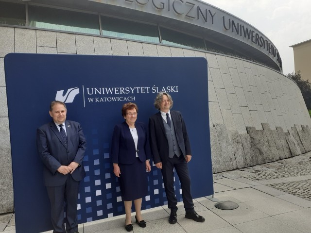 Rektor Uniwersytetu Medycznego - prof. Tomasz Szczepański, doktor honoris causa Uniwersytetu Śląskiego - Jolanta Wadowska-Król oraz rektor UŚ - prof. Ryszard Koziołek