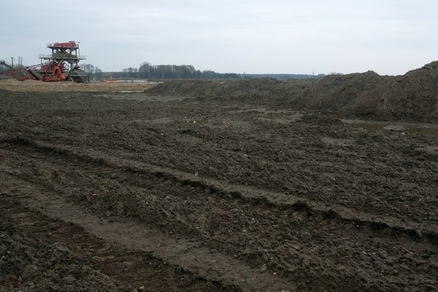Sławomir Wiśniewski, prezes Fundacji Obywatel To Nie Odpad  przypomina, że jesienią 2017 roku na terenie kopalni Bednary zdeponowano olbrzymią ilość odpadów – ładunek dla około pięciu tysięcy ciężarówek. Podkreśla, że do dziś nie nie ustalono rodzaju tych odpadów. 