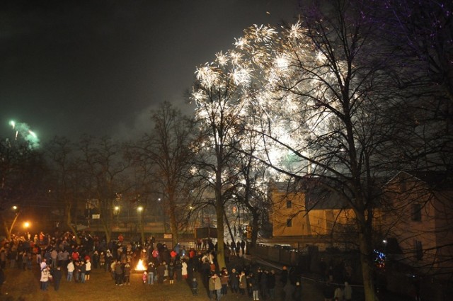 W Poraju przed Gminnym Ośrodkiem Kultury nowy rok wita, co roku kilkuset mieszkańców.