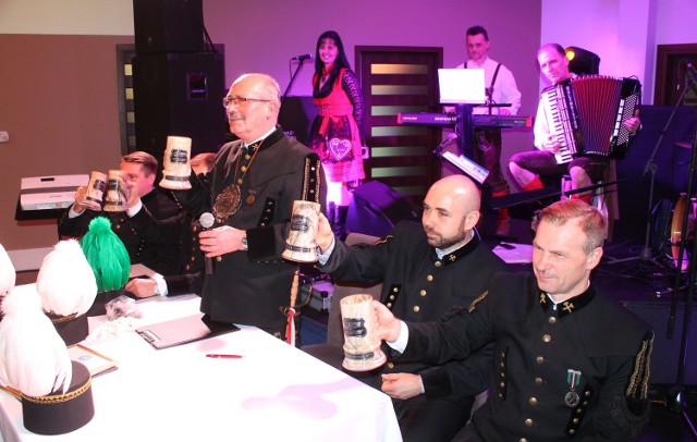 Wysokie prezydium w sprawach piwnych tradycyjnie wniosło pierwszy toast na imprezie w Gogolinie.