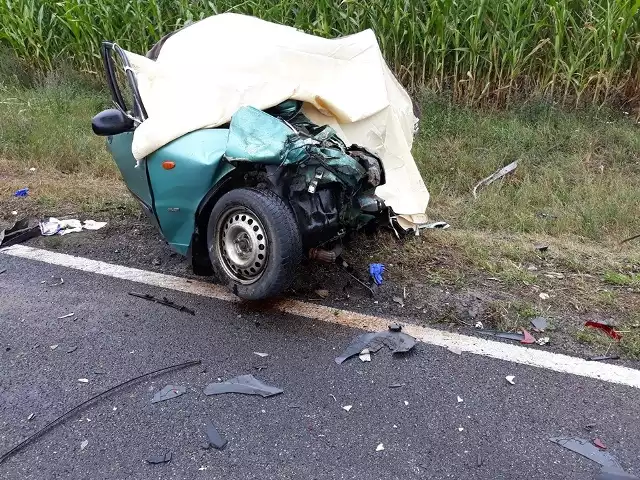 O tym tragicznym zdarzeniu pisaliśmy kilka dni temu. Dziś zdjęcia wraz z relacją zamieścili strażacy z OSP Czaplinek.Oto, jak opisują to zdarzenie: "W dniu 17.08.2019r. około godziny 13:30 zostaliśmy zadysponowani do wypadku na DK20 w okolihach Chmielewa. Na prostym odcinku drogi doszło do czołowego zderzenia samochodu osobowego z busem. Ma miejscu niezwłocznie została udzielona pierwsza pomoc osobom poszkodowanym. Wskutek tragicznego zdarzenia drogowego śmierć na miejscu poniósł 19-letni kierowca Deawoo. Zobacz także: Wypadek na DK20 w okolicach Czaplinka. Jedna osoba nie żyje [zdjęcia]Do kierowcy z busa dostęp był możliwy po użyciu sprzętu hydraulicznego, którym zostały wycięte drzwi i słupki. Przy użyciu rozpieraków kolumnowych mogliśmy uwolnić zakleszczonego kierowcę. Trzy osoby poszkodowane zostały zabrane przez Zespoły Ratownictwa Medycznego do szpitala. Jeden z pasażerów wymagał przetransportowania do szpitala śmigłowcem Lotniczego Pogotowia Ratunkowego. Na miejscu działań:2x OSP Czaplinek1x OSP Siemczyno1x OSP Złocieniec 1x PSP Drawsko Pom 3x ZRM1x LPR4x PolicjaZobacz także: Wypadek na krajowej "6" koło Sianowa. Sześć samochodów rozbitych