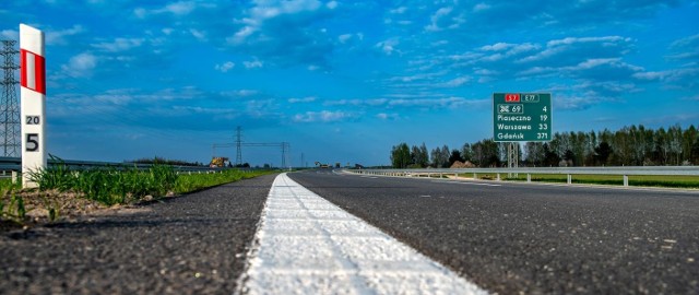 Trwają prace wykończeniowe na środkowym odcinku pomiędzy Warszawą a obwodnicą Grójca. Wykonywane jest grubowarstwowe oznakowanie poziome, montowane są ostatnie wypełnienia ekranów akustycznych. Trwają prace porządkowe. Wojewódzki Inspektorat Nadzoru Budowalnego weryfikuje dokumentację złożoną do wniosku o uzyskanie decyzji pozwolenia na użytkowanie.