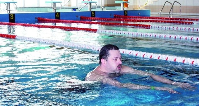 Jako pierwszy nową pływalnię przetestował wiceprezydent Marcin Sroczyński. Niech potrenuje, bo tradycyjnym zwyczajem podczas oficjalnych otwarć takich obiektów jest wrzucanie włodarzy w garniturach do wody. Może to nastąpić już pod koniec tygodnia.