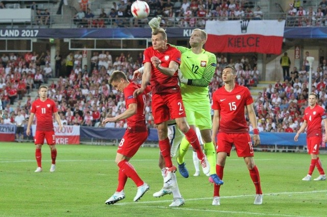 Defensywa Polaków w meczu z Anglikami była dziurawa i Jakub Wrąbel aż trzy razy wyjmował piłkę z siatki.