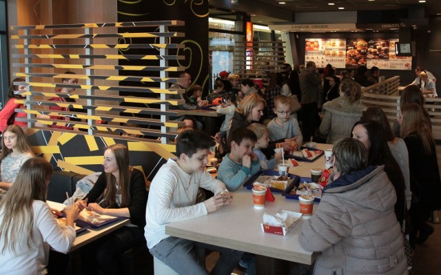 Od momentu uruchomienia nowy McDonald's w Galerii Słonecznej w Radomiu przyciągnął prawdziwe tłumy radomian, którzy łączą zakupy z wypadem na obiad.