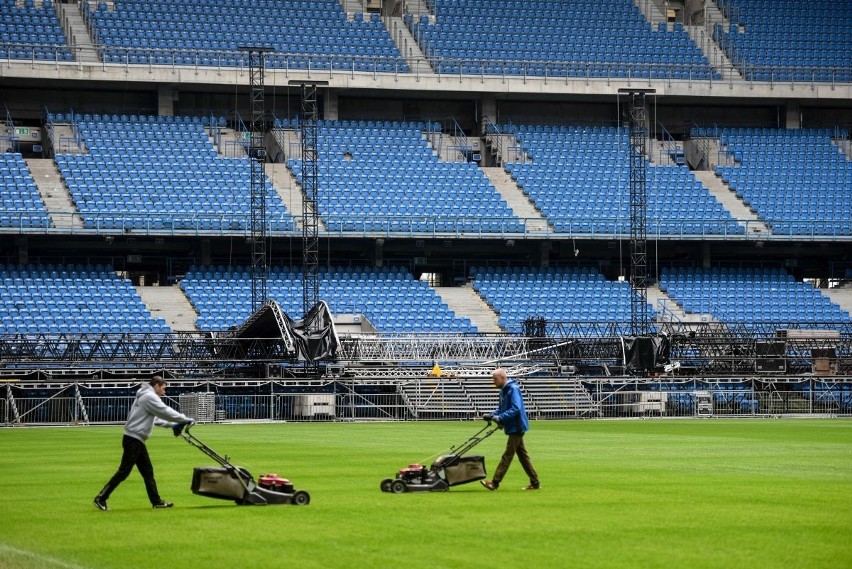 Na stadionie przy Bułgarskiej trwa budowa ołtarza. Zajmie on...