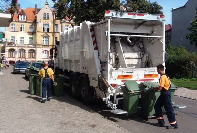 wywóz śmieci PUM Grudziądzśmieciarka PUM-u na ulicy Armii Krajowej