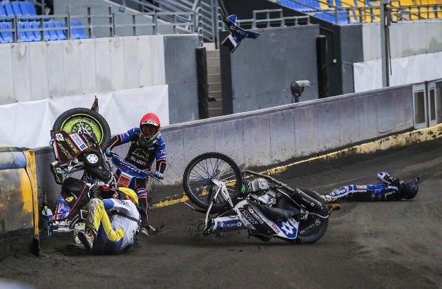 Oskar Paluch wygrał na Motoarenie finałową rundę Indywidualnego Pucharu Polski na żużlu w klasie 250 ccm. W trakcie zawodów doszło do wyjątkowo groźnie wyglądającego upadku z udziałem czterech zawodników. Karambol przeraził publiczność, ale na szczęście żużlowcom nic poważnego się nie stało.Do zdarzenia doszło w 17. wyścigu. Prowadzącemu Wiktorowi Przyjemskiemu zdefektował motocykl. Jadący za nią Mateusz Jabłoński nie zdołał zareagować i uderzył w bydgoszczanina, a chwilę później na leżące motocykle tej dwójki wpadli jeszcze Antoni Mencel i Seweryn Orgacki. Szczęściem w nieszczęściu jest więc fakt, że za wyjątkiem Orgackiego, którego sprzęt był niesprawny, wszyscy pozostali uczestnicy karambolu kontynuowali udział w turnieju. Jabłoński również stracił motocykl, ale Przyjemski udostępnił mu swój.W finałowym wyścigu liczyli się już jednak inni zawodnicy. Zwycięzcą całego turnieju, a zarazem także klasyfikacji końcowej Indywidualnego Pucharu Polski, został gorzowianin Oskar Paluch. Drugie miejsce w Toruniu zajął Franciszek Karczewski, a trzecie Dominik Ratajczak. Wspomniany Jabłoński w finale nie uniknął kolejnego upadku, po którym został wykluczony.Zobacz zdjęcia z Motoareny --->POLUB NAS NA FACEBOOKU Nie wiesz, jak skorzystać z PLUSA? Kliknij TUTAJ;nf, a dowiesz się więcej![lista][*] Co dostanę w ramach abonamentu?;nf[*] Dlaczego mam płacić za treści w sieci?;nf[*] Najczęstsze pytania;nf[/lista]