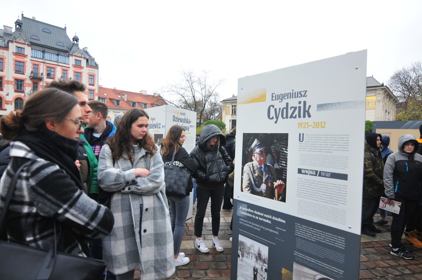 Kraków. Na placu Szczepańskim można już oglądać plenerową wystawę „Pokolenie Baczyńskiego” [ZDJĘCIA]