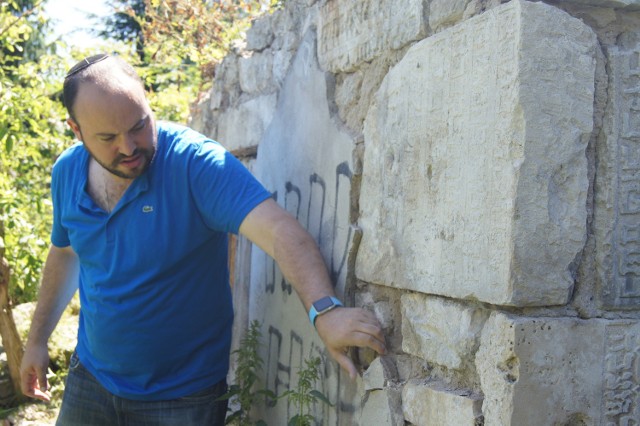 Jonny Daniels odkrył dom w Pilicy, niemal cały zbudowany z macew