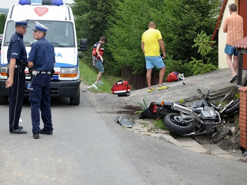 Motocyklista zderzył się z busem w Ostrowie...