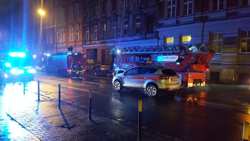 Pożar przy Chrobrego. Cztery osoby ranne, jedna w stanie ciężkim (ZDJĘCIA)