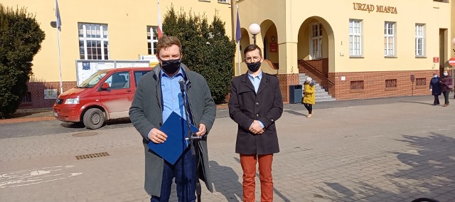 Społecznicy PiS: Aleksander Peszka i Piotr Sibilla są przeciwko podwyżkom diet, za emitowaniem transmisji posiedzeń komisji Rady Miasta Chełmna. Ten drugi wyraził też nadzieję, że burmistrz Chełmna zostanie odwołany