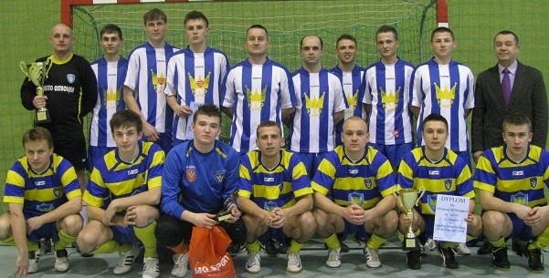 Piłkarze Korony HiD w Rzekuniu zgarnęli puchary za pierwsze i trzecie miejsce w turnieju.