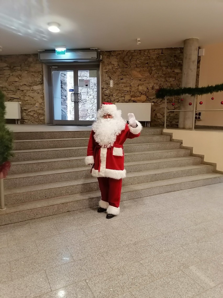 Święty Mikołaj już przechadza się po zamku Krzyżtopór w Ujeździe. Czeka na grzecznych... turystów (ZDJĘCIA) 