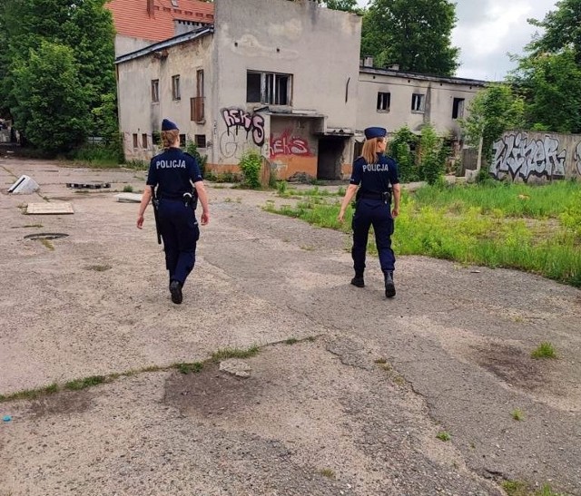 16 słuchaczy ze Szkoły Policji w Słupsku pod koniec szkolenia zawodowego i po zdobyciu odpowiedniej wiedzy, po raz pierwszy wychodzi do służby w terenie.