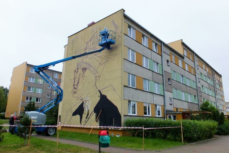 Ul. Gajowa. Na ścianie bloku powstaje olbrzymie grafitti (zdjęcia)