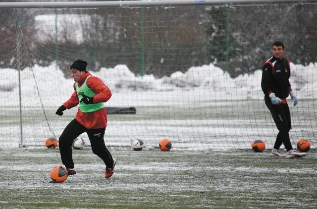 Dzalamidze nie zagra w spotkaniu Podbeskidzie - Jagiellonia. Trening na oblodzonej, sztucznej murawie skończył się dla Niki Dzalamidze fatalną kontuzją. Gruzin będzie wracał do zdrowia przez około pół roku.