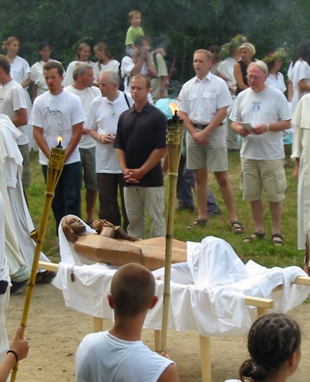 Orszak z figurą Matki Bożej idzie przez lasy, wzgórza i łąki