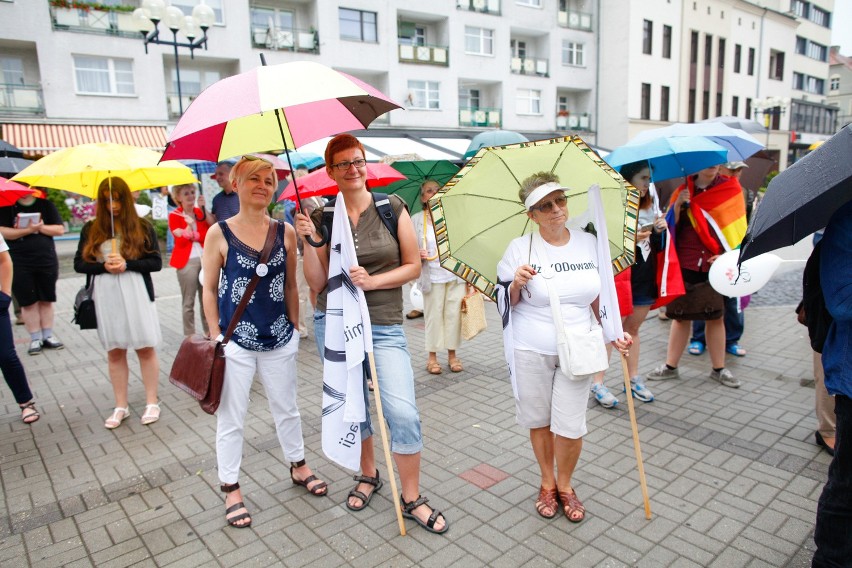 Manifestacja KOD na pl. Wolności w Opolu.