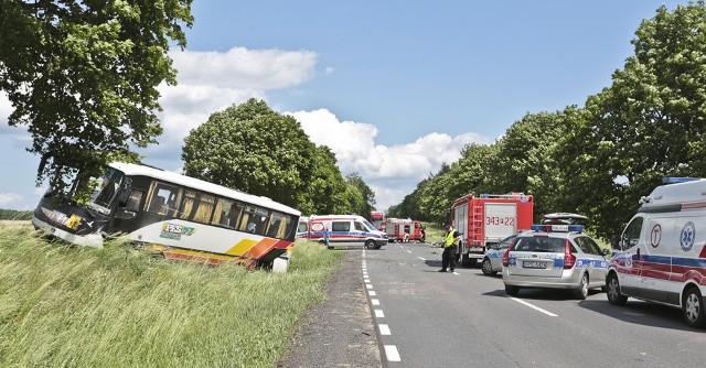 Do bardzo poważnego wypadku doszło w środę, 31 maja, koło Sulechowa na trasie do Kargowej. Kierujący fordem, prawdopodobnie wyprzedzając, uderzył w autokar wiozący małe dzieci. Na miejsce przyjechały karetki pogotowia ratunkowego, przyleciał też śmigłowiec Lotniczego Pogotowia Ratunkowego.Godzina. 16.00 W szpitali w Zielonej Górze przebywa sześcioro dzieci. Poinformowała nas o tym Sylwia Malcher-Nowak, rzeczniczka zielonogórskiego szpitala. - Przywiezione do nas dzieci miały drobne rany i otarcia, co wymagało interwencji medycznej. Jedno z tych dzieci jest na SOR-ze, bo skarżyło się na ból brzuszka - powiedziała rzeczniczka. Jak dodała, pozostałe dzieci zostały rozwiezione do innych szpitali.Na miejscu jest nasz reporter, więcej informacji wkrótce.Godzina 15.50. Kierujący fordem focusem jechał w kierunku Kargowej. Z naprzeciwka nadjeżdżał autokar wycieczkowy pełen małych dzieci. Jechał z Jaromierza do Sulęcina.Najprawdopodobniej kierujący focusem zaczął wyprzedzać. Zrobił to jednak tak nieostrożnie, że doprowadził do czołowego zdarzenia z autobusem. Kierowca autokaru widząc pędzącego forda, robił co mógł, by uniknąć zderzenia. Próbował zjechać na pobocze. Nie zdążył.Autobus po zdarzeniu wypadł z drogi. Ford odbił się od autobusu i również wyleciał na pobocze. Siła zderzenia pojazdów była ogromna. Wszędzie dookoła leżą porozrzucane kawałki rozbitego samochodu. W osobówce urwało koło. – Ustalamy dokładną przyczynę oraz przebieg wypadku – mówi nadkom. Małgorzata Stanisławska, rzeczniczka zielonogórskiej policji.  Na miejsce wypadku natychmiast przyjechały służby ratunkowe. Karetki co chwilę podjeżdżały i zabierały dzieci do szpitala. W tym czasie strażacy oraz ekipy karetek pogotowia zajmowali się dziećmi czekającymi na transport medyczny. Maluchy dostały balony. Wszystko po to, żeby jak najlepiej zniosły stres związany ze zdarzeniem. – Wszystkie dzieci jadące autokarem zostały przewiezione do szpitala w Zielonej Górze – mówi nadkom. Stanisławska. Na oddziale jest 28 dzieci w wieku od 5 do 7 lat.Śmigłowiec lotniczego pogotowia ratunkowego zabrał do szpitala rannego kierowcę forda. Mężczyzna jechał sam.Droga w miejscu wypadku jest zamknięta. Na miejscu pracują sulechowscy policjanci. Patrole wskazują kierowcom objazdy. Utrudnienia potrwają przynajmniej kilka godzin.W związku z tym wypadkiem komendant miejski Policji w Zielonej Górze uruchomił specjalną infolinię. Pod numerem telefonu 68 476 21 52 można uzyskać informację na temat zdarzenia i osób poszkodowanych.