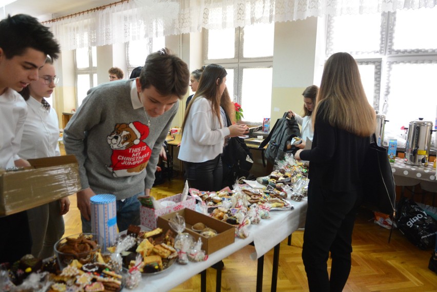 Uczniowie „Kochanowskiego” sami przygotowali smakołyki,...