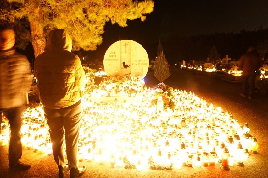 Ostrołęckie cmentarze nocą 2018. Rozbłysy światłem zniczy [DUŻO ZDJĘĆ]