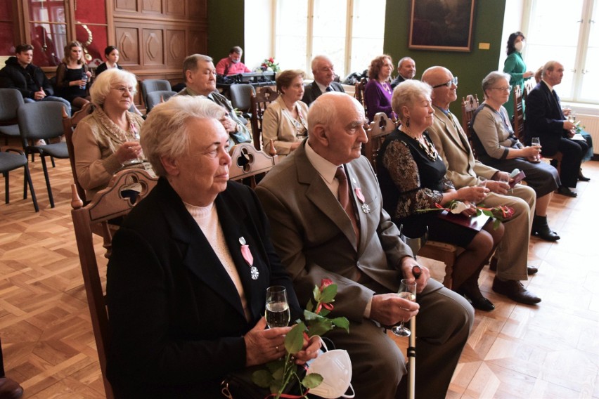 Ponad pięćdziesiąt lat razem. Małżeńskie pary z Tarnobrzega świętują piękne jubileusze [ZDJĘCIA]