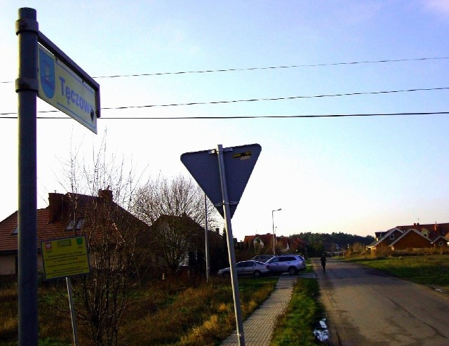 Ul. Tęczowa w Kłodawie. Po lewej - domki jednorodzinne. Po prawej? Być może w przyszłości market.