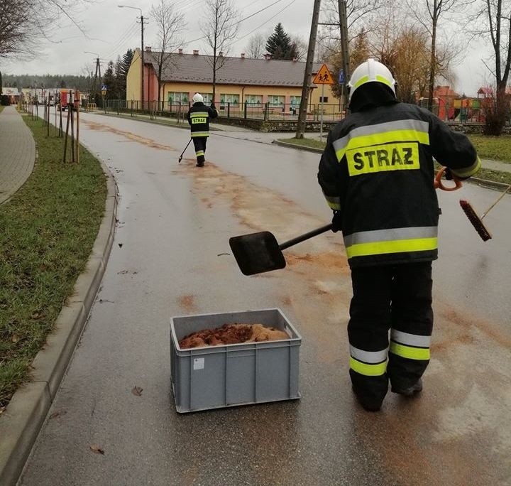 Plama substancji ropopochodnej na drodze w Bukowie i Występach. Strażacy w akcji (ZDJĘCIA)