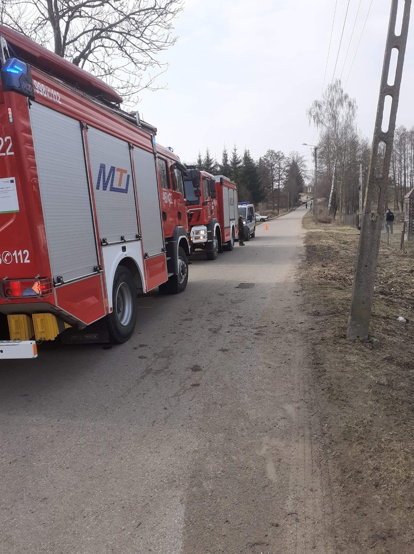 Jurasze. Audi dachowało na prywatnej posesji. Dwie osoby trafiły do szpitala. Kierowca był pijany [ZDJĘCIA]