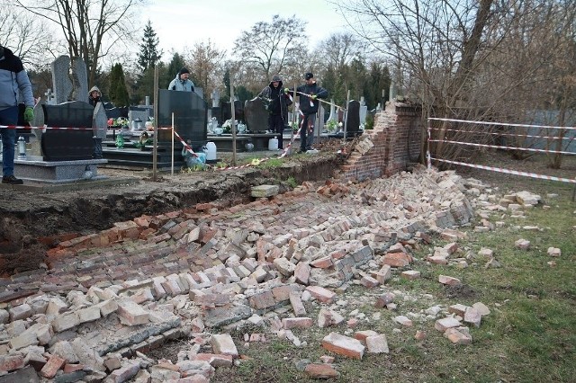 Mur zawalił się w marcu 2023 roku. Spółka BAZA szuka wykonawcy, który odbuduje zabytkowy mur.