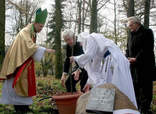 Ks. Bp Marian Rojek wspólnie z członkami rodziny por. Stanisława Marmuźniaka pomagają siostrze z jarosławskiego klasztoru posadzić dąb poświęcony pamięci oficera.