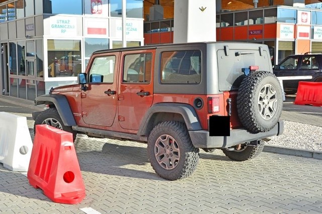 Na zdjęciu zatrzymany przez strażników granicznych jeep wrangler.