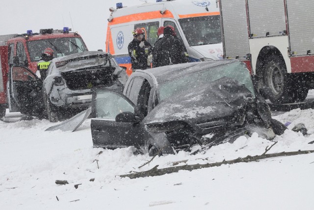 Groźna zima 2017 na wojewódzkiej drodze 216. Wypadek między Puckiem a Celbowem