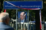 Plac przed wejściem na cmentarz przy ul. Lipowej oficjalnie nosi imię prof. Władysława Bartoszewskiego