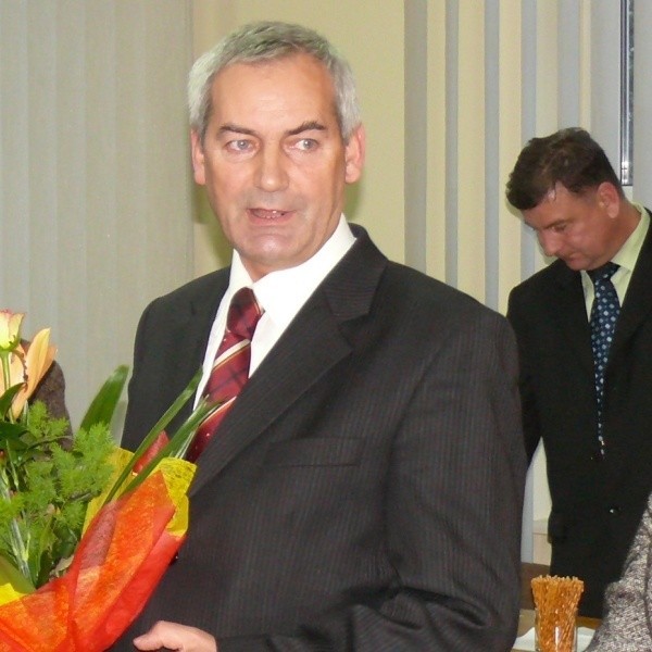 Starosta Antoni Błądek został już pożegnany kwiatami. Ale stojący za nim sekretarz Wiesław Siembida nie dostał poparcia na starostę.