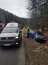 Kierowcę rozbitego mercedesa strażacy ewakuowali przez... bagażnik [ZDJĘCIA]