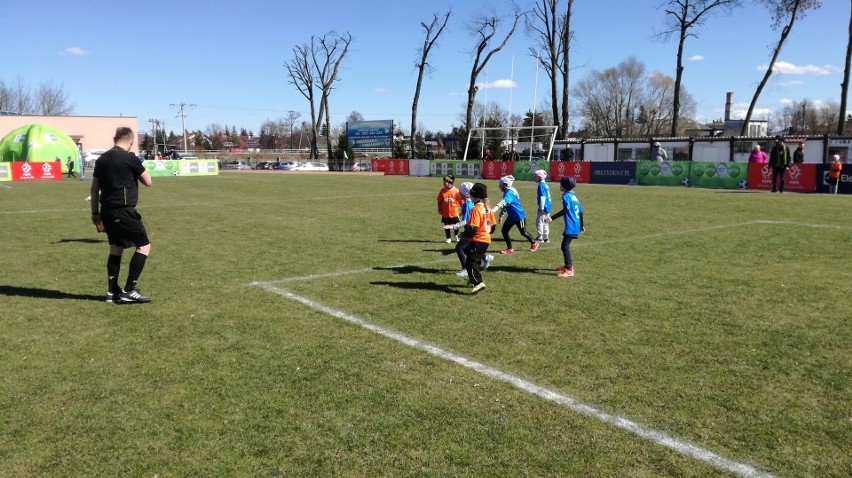 Podpatrują i naśladują swoich piłkarskich idoli - Lewandowskiego, Milika i Piątka. Wojewódzki finał "Z Podwórka na Stadion" rozstrzygnięty